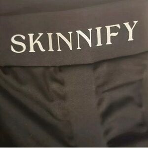 Brand new never worn black skinnify leggings in size large